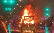 Hà Nội: Ô tô bốc cháy dữ dội dưới trời mưa