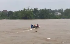 Lật ghe chở 3 người ở Huế, 1 người bị lũ cuốn mất tích