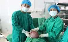 Bóc tách khối u xơ tử cung to như "quả bóng" cho người phụ nữ