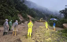 Giải cứu 20 người mắc kẹt giữa khu vực sạt lở trên đèo khánh Lê