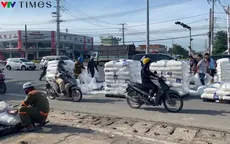 Quốc lộ 51 kẹt cứng vì xe đầu kéo làm rơi hàng trăm bao hàng