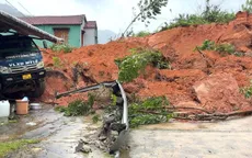 Sạt lở vùi lấp nhà dân và đường Trường Sơn Đông ở Quảng Ngãi