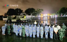 Cán bộ, chiến sĩ Học viện Hải quân cơ động giúp nhân dân vùng lũ Khánh Hoà ngay trong đêm