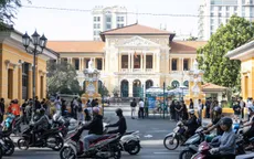 Người dân tập trung đông đúc trước cổng tòa để theo dõi phiên xử vụ án kẹo Kera