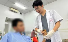 Cứu bàn tay bị lóc da, giữ chức năng cho nam thanh niên 18 tuổi