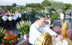 Tổng Bí thư dâng hương tưởng niệm Chủ tịch Hồ Chí Minh và các liệt sỹ ở Phú Quốc