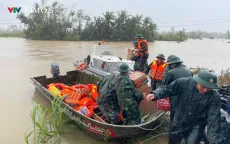 Hàng chục ngàn cán bộ, chiến sĩ quân đội, công an ngày đêm cứu hộ người dân vùng lũ