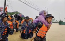 Hải quân đưa xuồng máy cứu trợ hàng nghìn nhân dân vượt lũ