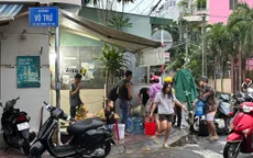 Khánh Hòa: Cúp nước kéo dài, bà con chia sẻ nước sinh hoạt trong mưa lũ