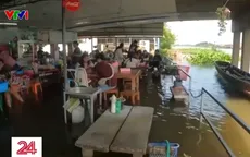 Trải nghiệm ăn uống giữa đàn cá trong quán ngập nước ở Thái Lan