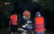 Đội cứu hộ cộng đồng tìm mọi cách cứu người dân vượt lũ dữ