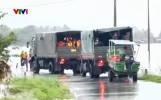 Những đoàn xe nối đuôi nhau tiếp tế lương thực cho bà con vùng lũ Đắk Lắk