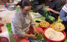 Người dân TP Huế gói bánh chưng, gom thực phẩm, chăn màn cứu trợ người dân vùng lũ