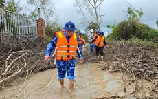 Những bước chân đi về phía nhân dân giữa mưa lũ