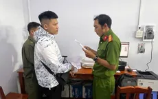 Truy nã hơn nửa tháng, nghi phạm tham ô lộ diện tại UBND xã