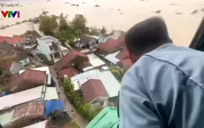 Trực thăng quân đội bay vào vùng lũ Đắk Lắk thả hàng cứu trợ người dân