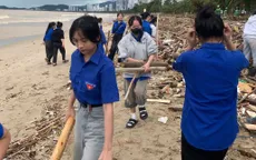 Khánh Hòa: Rác bủa vây sau lũ, hàng trăm sinh viên chung sức làm sạch bờ biển Nha Trang