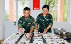 Bếp cơm người lính sưởi ấm tình người vùng lũ