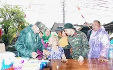 Quân khu 5 vượt dòng lũ xiết hỗ trợ bà con bị cô lập suốt 3 ngày ở Đắk Lắk