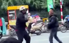 Người đàn ông đánh gục người đi đường giữa phố Hà Nội