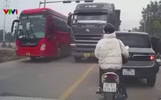 Suýt gây tai nạn do vượt ẩu trên đường ôm cua