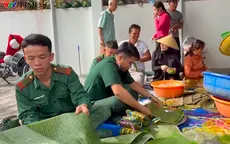 TP Hồ Chí Minh: Bộ đội Biên phòng cùng người dân gói bánh gửi tặng đồng bào vùng lũ