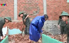 Bộ đội không quản ngày đêm dựng lại nhà, dọn dẹp giúp dân vùng lũ sớm ổn định cuộc sống