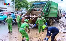 Công nhân môi trường tăng ca dọn vệ sinh, hàng nghìn cán bộ, chiến sĩ giúp dân sau lũ