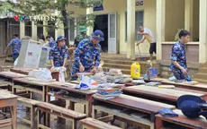 Học viên Học viện Hải quân dọn dẹp vệ sinh các lớp học tình thương sau lũ