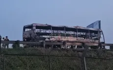 Xe khách giường nằm cháy trơ khung trên cao tốc TP Hồ Chí Minh - Trung Lương