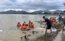 Cán bộ, chiến sĩ hải quân hỗ trợ nhân dân Khánh Hòa và Đắk Lắk dọn bùn đất, vệ sinh nhà cửa