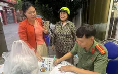 Nghĩa cử ấm lòng của cụ bà 78 tuổi hỗ trợ đồng bào vùng lũ