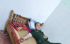 Nhân viên quân y hiến máu cứu bệnh nhân nguy kịch