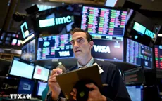 Phố Wall rực sắc xanh