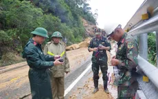 Phá nổ đất đá sạt lở, mở đường tại đèo Khánh Lê