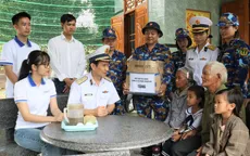 Học viện Hải quân sẻ chia khó khăn với người dân vùng lũ Khánh Hòa