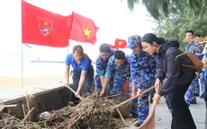 Học viện Hải quân xung kích làm sạch môi trường biển sau lũ
