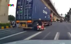 Nguy hiểm khi chuyển làn không quan sát trên đường