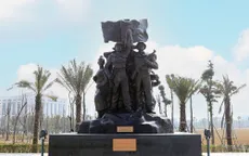 Trưng bày cụm tượng Tình đoàn kết hữu nghị Việt Nam - Lào tại Bảo tàng Lịch sử Quân sự Việt Nam