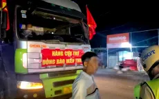 Xe chở gạo quá tải dán băng rôn ‘cứu trợ miền Trung’ bị CSGT xử phạt