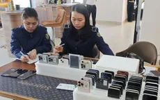 Tạm giữ hàng chục chiếc iPhone cũ nhập lậu