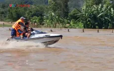Lâm Đồng: Công an và đội cứu hộ dùng Jetski cứu 6 hộ dân kẹt giữa dòng nước siết