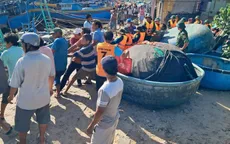 Trục vớt hàng chục tàu cá bị lũ nhấn chìm ở Lâm Đồng