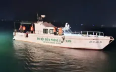 Cứu sống 2 ngư dân bị chìm thuyền tại cửa Gianh, Quảng Trị