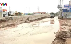 Đường xuống cấp biến thành bãi lầy sau mưa, nhiều xe sập hố, nổ lốp