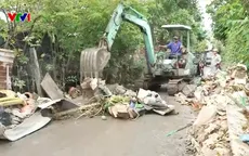 Hàng tấn rác thải ứ đọng sau lũ, người dân Khánh Hòa chung tay thu dọn