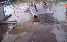 Ô tô lao xuống nước khi phà chưa cập bến