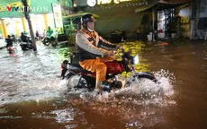 TP Hồ Chí Minh ngập sâu trong triều cường, người dân vất vả trở về nhà