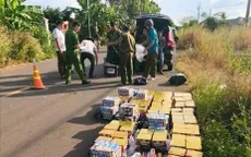 Truy đuổi hơn 60 km bắt giữ xe ô tô chở gần 500 kg pháo lậu