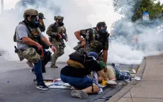 Đặc vụ liên bang Mỹ dùng vũ lực cưỡng chế người biểu tình ôn hòa